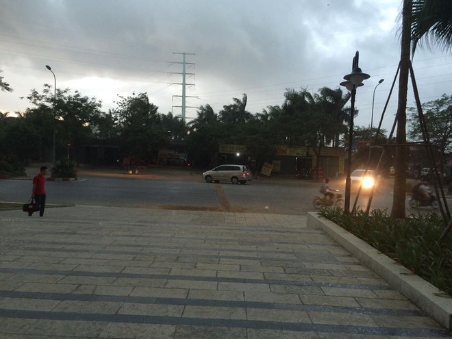 Mây đen che kín bầu trời, Hà Nội đang đón trận mưa rào cực lớn - Ảnh 12. Mây đen che kín bầu trời, Hà Nội đang đón trận mưa rào cực lớn - Ảnh 12.