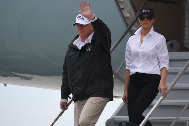 Nổi tiếng với việc dát loạt hàng hiệu lên người nhưng phu nhân Tổng thống Trump cũng có lúc diện đồ bình dân - Ảnh 5. Nổi tiếng với việc dát loạt hàng hiệu lên người nhưng phu nhân Tổng thống Trump cũng có lúc diện đồ bình dân - Ảnh 5.