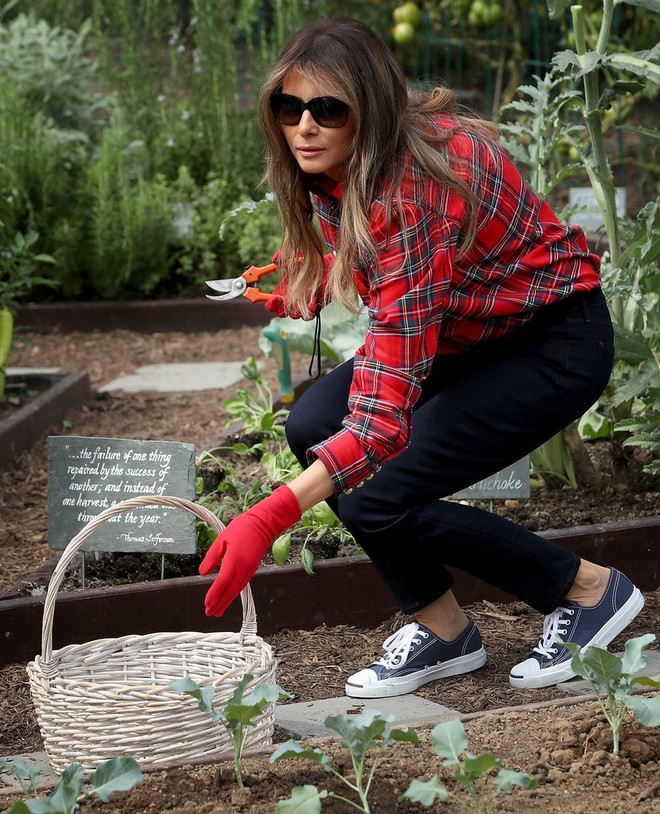 Nổi tiếng với việc dát loạt hàng hiệu lên người nhưng phu nhân Tổng thống Trump cũng có lúc diện đồ bình dân - Ảnh 7.