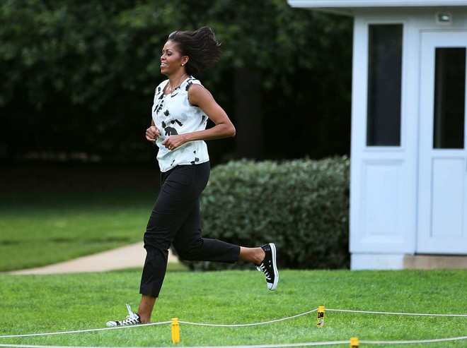 Ai thích diện hàng hiệu đắt tiền chứ bà Michelle Obama chỉ trung thành quần legging giá bình dân thôi! - Ảnh 4.