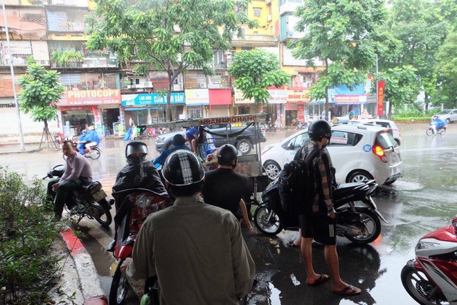 Nhiều tuyến phố ngập sau cơn giông lớn, người dân đổ về Hà Nội sau kì nghỉ gặp khó khăn - Ảnh 6.