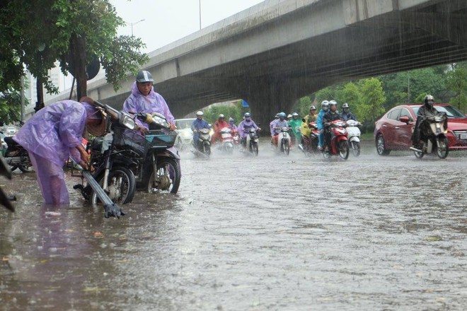 Nhiều tuyến phố ngập sau cơn giông lớn, người dân đổ về Hà Nội sau kì nghỉ gặp khó khăn - Ảnh 7.