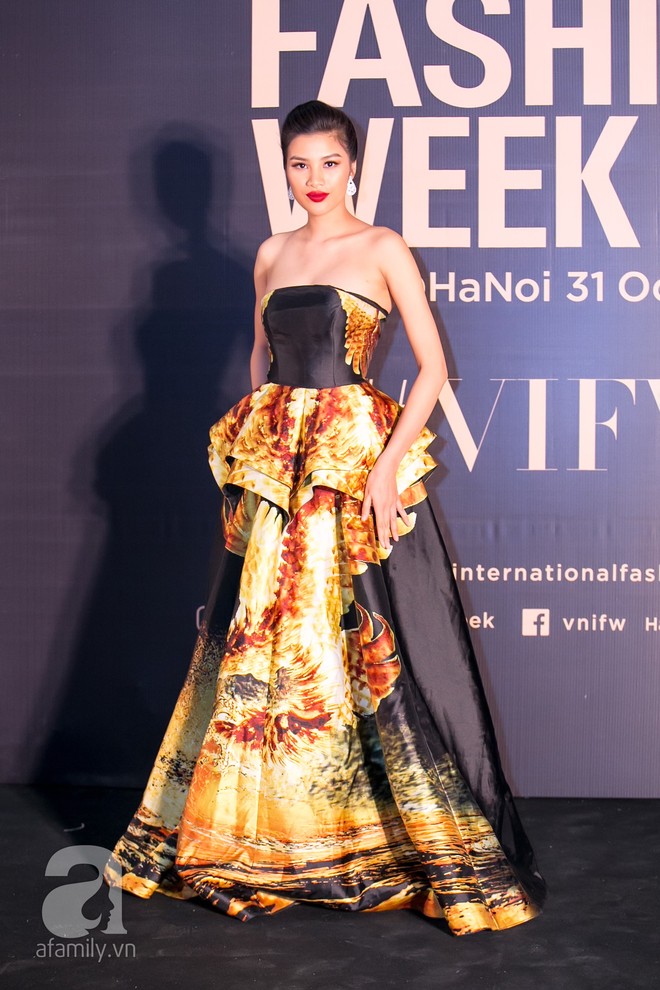 Thảm đỏ VIFW ngày 1: Đức Phúc tự mình làm stylist, May A khoe trọn lưng trần hóa thân thành mỹ nhân ngư - Ảnh 9.