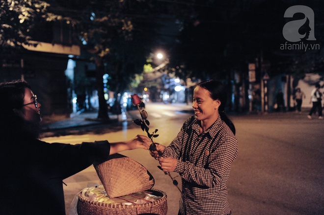[20/10] Theo chân những phụ nữ Việt vất vả mưu sinh trong đêm và nụ cười bừng sáng ngày lễ dành cho chính họ - Ảnh 6.