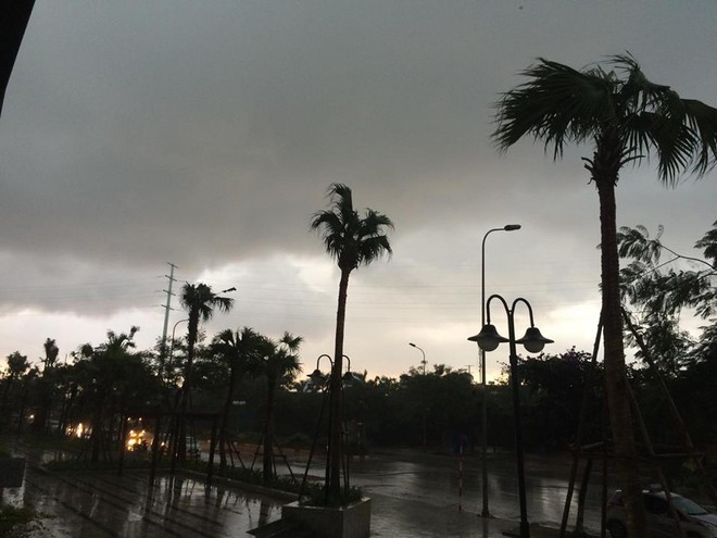 Mây đen che kín bầu trời, Hà Nội đang đón trận mưa rào cực lớn - Ảnh 17.