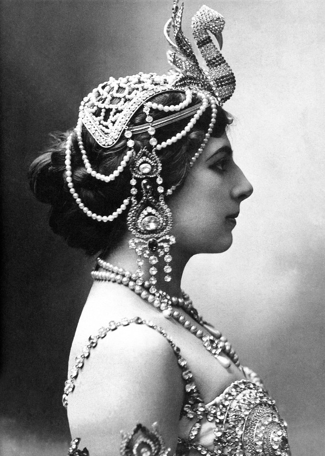 Nữ điệp viên Mata Hari huyền thoại với vũ điệu thoát y nóng bỏng khiến hơn 50.000 lính Pháp phải bỏ mạng trong thế chiến - Ảnh 1.
