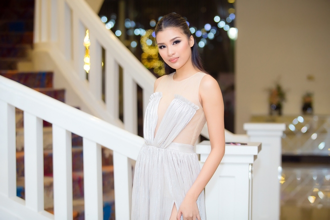 Nguyễn Thị Thành diện váy xẻ cao, khoe đôi chân dài gợi cảm  - Ảnh 3.