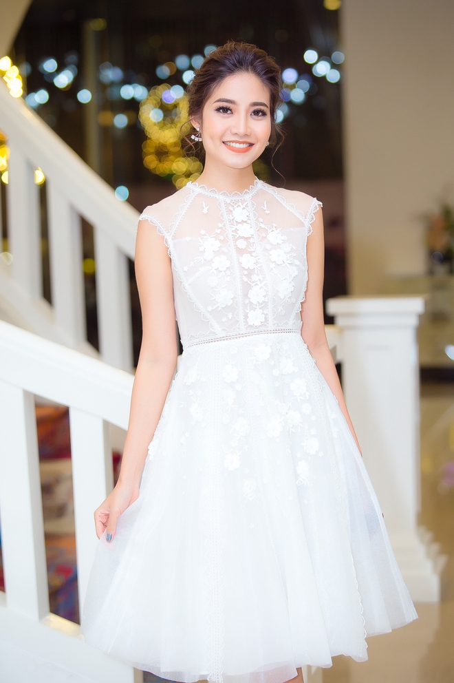 Nguyễn Thị Thành diện váy xẻ cao, khoe đôi chân dài gợi cảm  - Ảnh 6.
