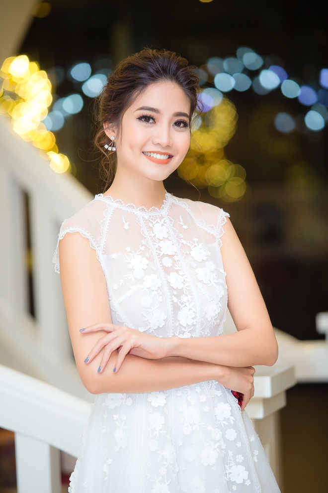 Nguyễn Thị Thành diện váy xẻ cao, khoe đôi chân dài gợi cảm  - Ảnh 7.