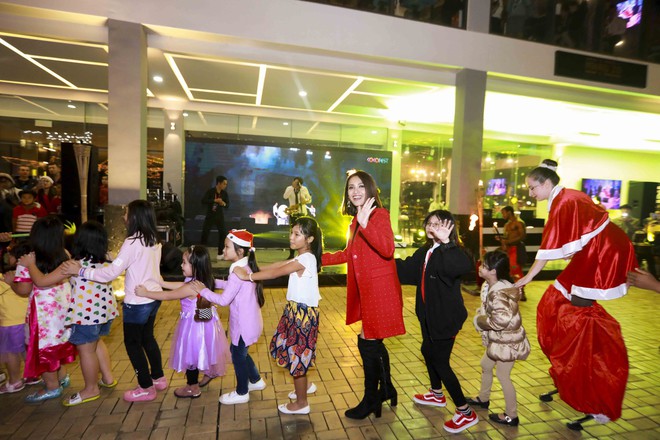 Mặc trời mưa, Ái Phương bỏ sân khấu để nhảy múa cùng fans nhí  - Ảnh 7.