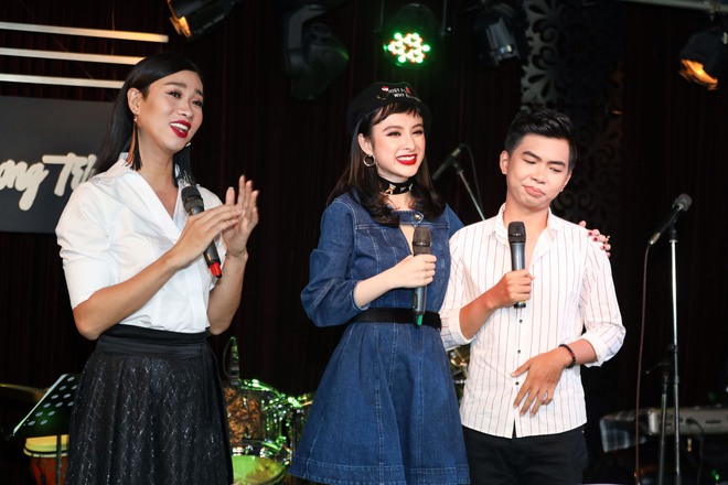 Diện váy jeans trẻ trung, Angela Phương Trinh bất ngờ trổ tài ca hát - Ảnh 4.