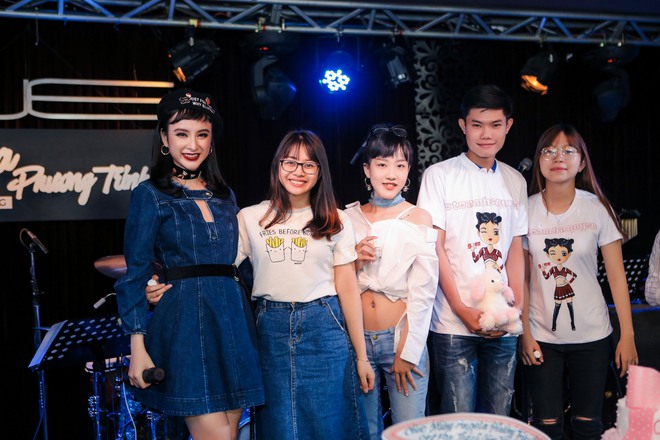 Diện váy jeans trẻ trung, Angela Phương Trinh bất ngờ trổ tài ca hát - Ảnh 7.