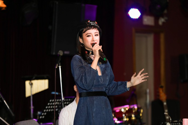 Diện váy jeans trẻ trung, Angela Phương Trinh bất ngờ trổ tài ca hát - Ảnh 5.