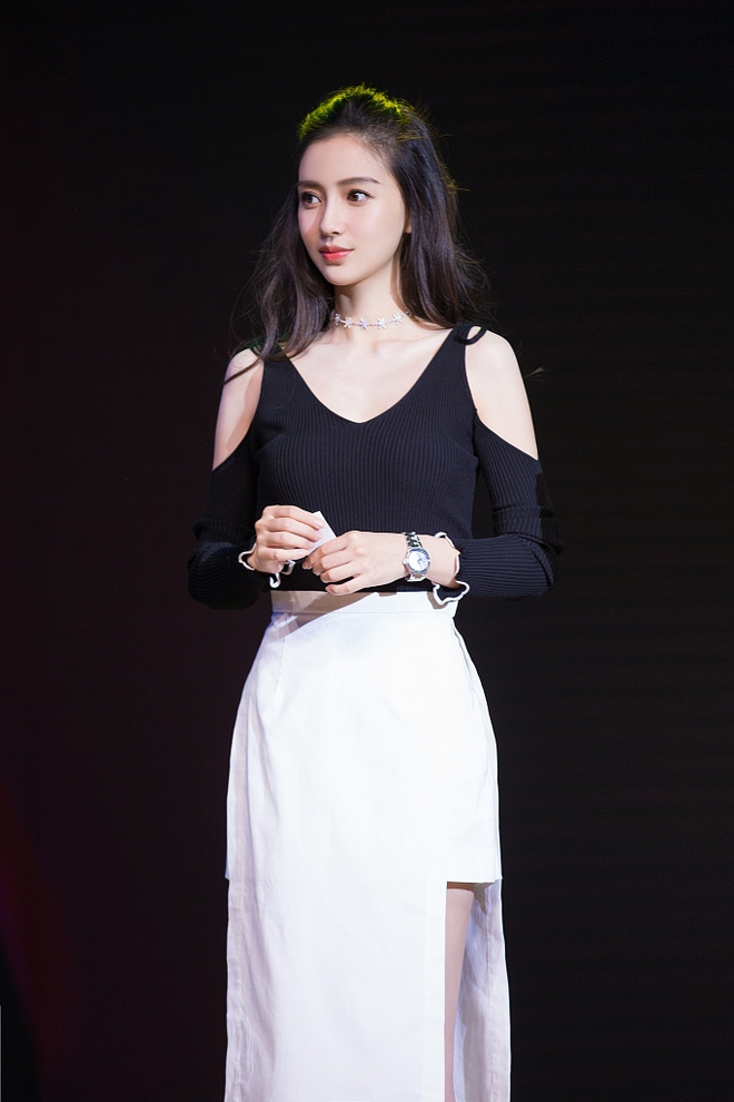 Angelababy khoe d&aacute;ng đẹp ch&acirc;n thon trong sự kiện mới - Ảnh 2.