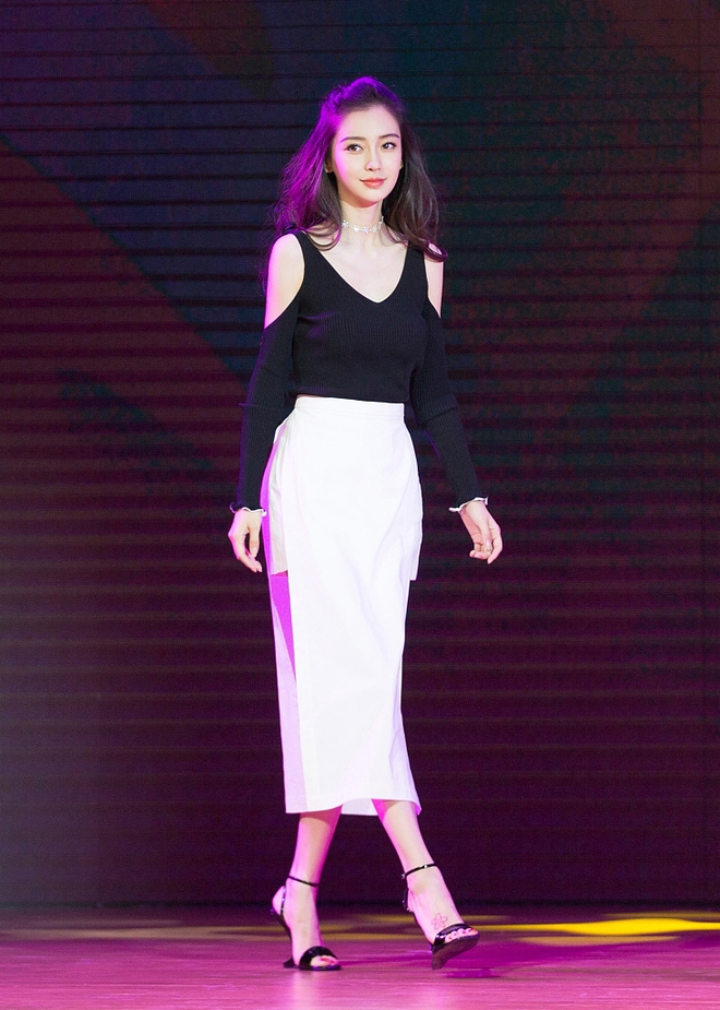 Angelababy khoe d&aacute;ng đẹp ch&acirc;n thon trong sự kiện mới - Ảnh 1.
