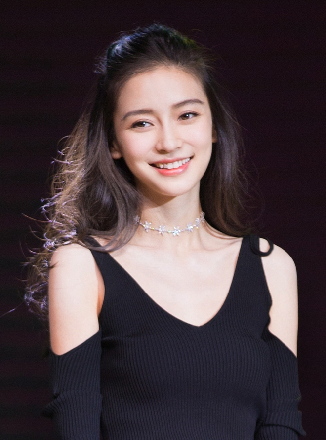 Angelababy khoe d&aacute;ng đẹp ch&acirc;n thon trong sự kiện mới - Ảnh 5.