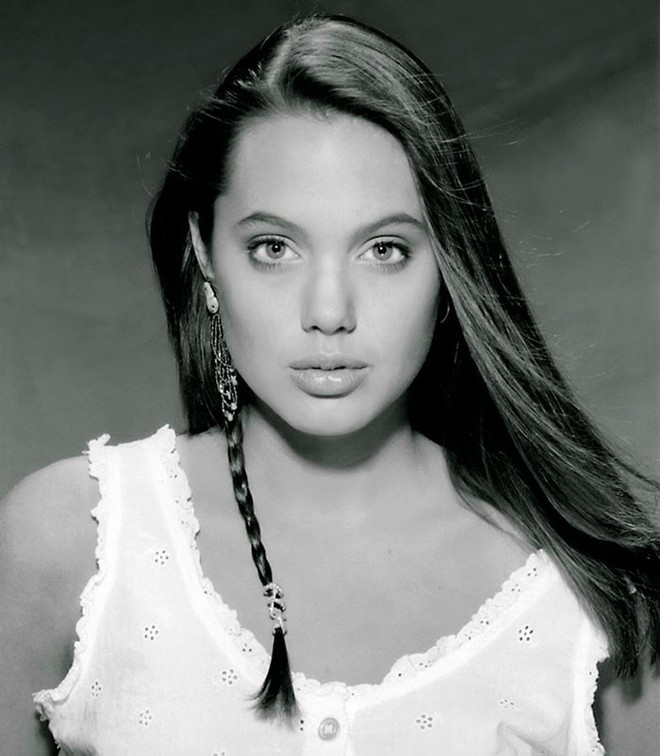 At the age of 19, she had plastic surgery 50 times to look like Angelina. 10 years later, her post-surgery appearance left people speechless - Photo 1.