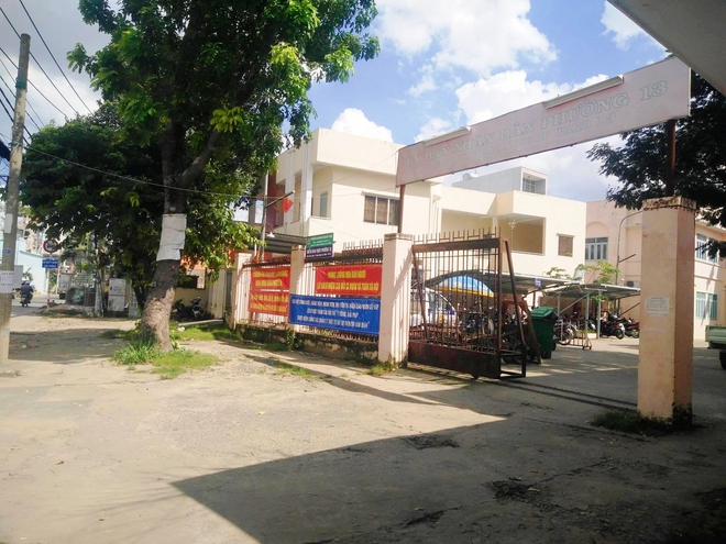 Cụ bà 84 tuổi xách túi đồ đi lang thang mừng rơi nước mắt khi được con trai, con gái đến đón về - Ảnh 1. Cụ bà 84 tuổi xách túi đồ đi lang thang mừng rơi nước mắt khi được con trai, con gái đến đón về - Ảnh 1.