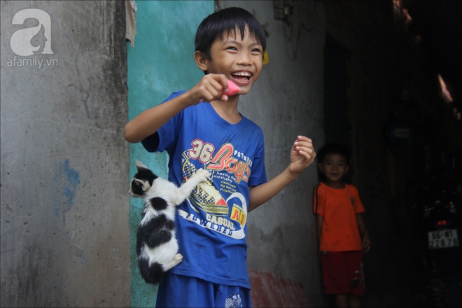 Có xóm nhà lá giữa Sài Gòn, nơi lũ trẻ hồn nhiên sống như cây cỏ, quen việc cạo vỏ gừng hơn là con chữ - Ảnh 13.