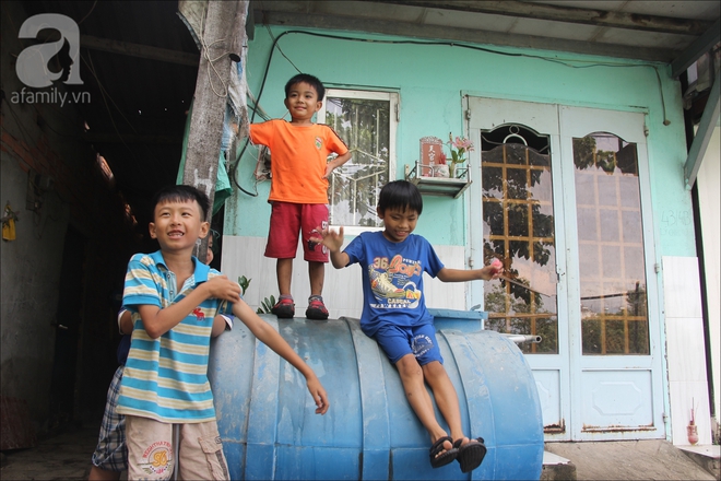Có xóm nhà lá giữa Sài Gòn, nơi lũ trẻ hồn nhiên sống như cây cỏ, quen việc cạo vỏ gừng hơn là con chữ - Ảnh 2.