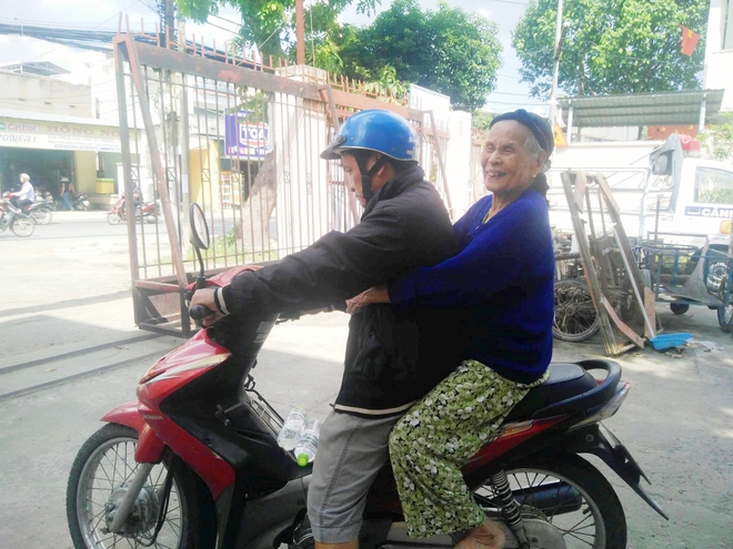 Cụ bà 84 tuổi xách túi đồ đi lang thang mừng rơi nước mắt khi được con trai, con gái đến đón về - Ảnh 7. Cụ bà 84 tuổi xách túi đồ đi lang thang mừng rơi nước mắt khi được con trai, con gái đến đón về - Ảnh 7.