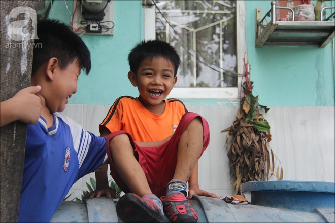 Có xóm nhà lá giữa Sài Gòn, nơi lũ trẻ hồn nhiên sống như cây cỏ, quen việc cạo vỏ gừng hơn là con chữ - Ảnh 5.
