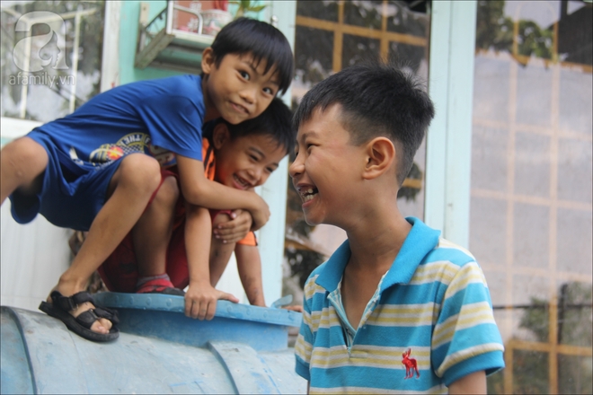 Có xóm nhà lá giữa Sài Gòn, nơi lũ trẻ hồn nhiên sống như cây cỏ, quen việc cạo vỏ gừng hơn là con chữ - Ảnh 12.