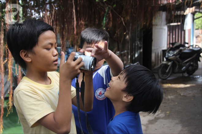 Có xóm nhà lá giữa Sài Gòn, nơi lũ trẻ hồn nhiên sống như cây cỏ, quen việc cạo vỏ gừng hơn là con chữ - Ảnh 15.