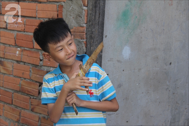 Có xóm nhà lá giữa Sài Gòn, nơi lũ trẻ hồn nhiên sống như cây cỏ, quen việc cạo vỏ gừng hơn là con chữ - Ảnh 6.