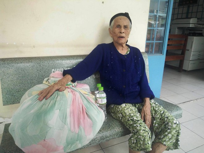 Cụ bà 84 tuổi xách túi đồ đi lang thang mừng rơi nước mắt khi được con trai, con gái đến đón về - Ảnh 2. Cụ bà 84 tuổi xách túi đồ đi lang thang mừng rơi nước mắt khi được con trai, con gái đến đón về - Ảnh 2.