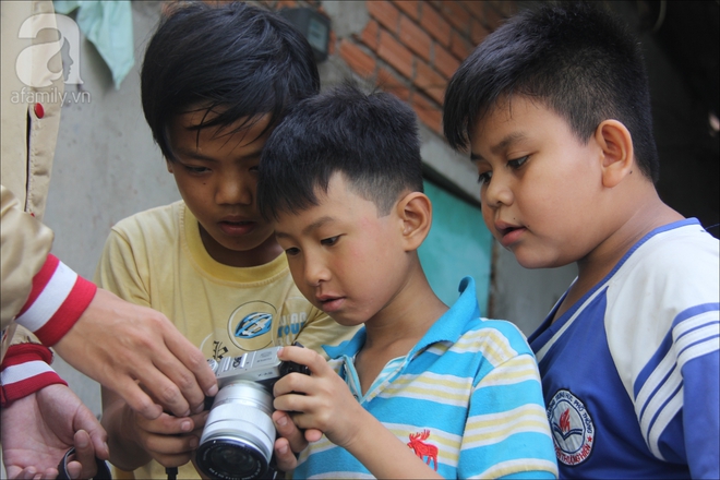 Có xóm nhà lá giữa Sài Gòn, nơi lũ trẻ hồn nhiên sống như cây cỏ, quen việc cạo vỏ gừng hơn là con chữ - Ảnh 14.
