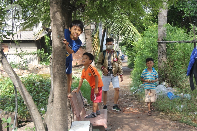 Có xóm nhà lá giữa Sài Gòn, nơi lũ trẻ hồn nhiên sống như cây cỏ, quen việc cạo vỏ gừng hơn là con chữ - Ảnh 7.