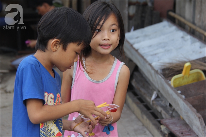 Có xóm nhà lá giữa Sài Gòn, nơi lũ trẻ hồn nhiên sống như cây cỏ, quen việc cạo vỏ gừng hơn là con chữ - Ảnh 17.