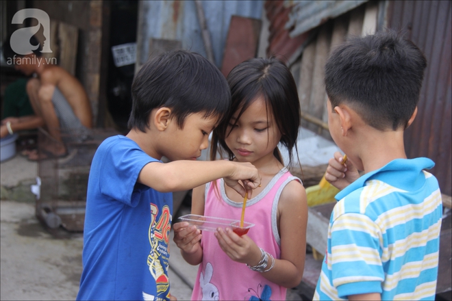 Có xóm nhà lá giữa Sài Gòn, nơi lũ trẻ hồn nhiên sống như cây cỏ, quen việc cạo vỏ gừng hơn là con chữ - Ảnh 8.