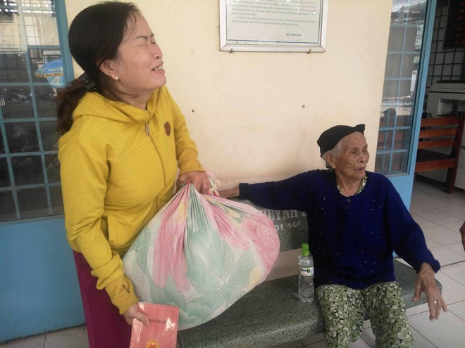 Cụ bà 84 tuổi xách túi đồ đi lang thang mừng rơi nước mắt khi được con trai, con gái đến đón về - Ảnh 4.