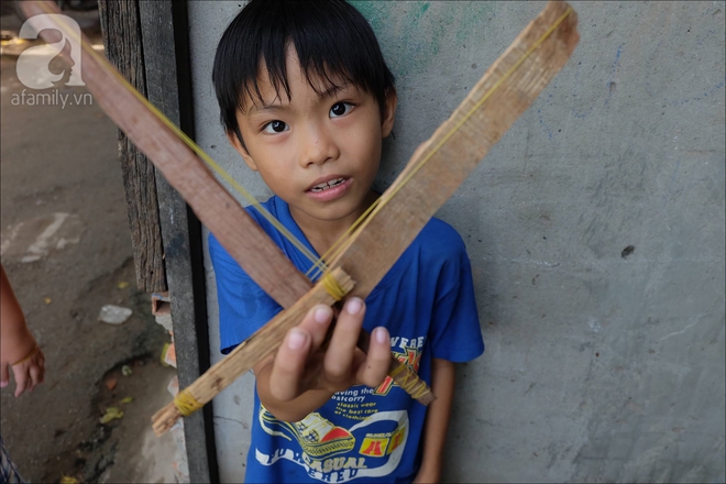 Có xóm nhà lá giữa Sài Gòn, nơi lũ trẻ hồn nhiên sống như cây cỏ, quen việc cạo vỏ gừng hơn là con chữ - Ảnh 4.