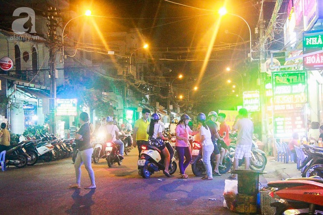 Cận cảnh phố ẩm thực đầu tiên ở Sài Gòn khiến giới trẻ phát cuồng - Ảnh 2.