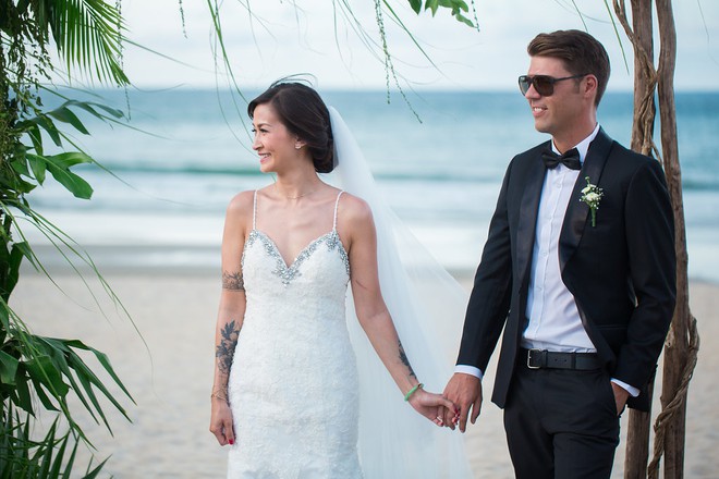 Đám cưới ngàn dặm siêu xinh, chỉ 60 khách, bên bờ biển Hội An của cặp đôi nói duy nhất hello trong 2 năm trời - Ảnh 9.