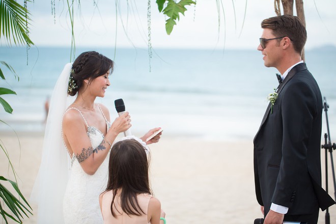 Đám cưới ngàn dặm siêu xinh, chỉ 60 khách, bên bờ biển Hội An của cặp đôi nói duy nhất hello trong 2 năm trời - Ảnh 18.