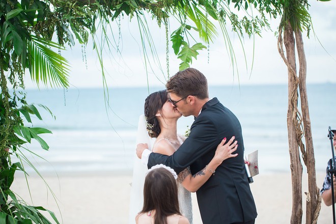 Đám cưới ngàn dặm siêu xinh, chỉ 60 khách, bên bờ biển Hội An của cặp đôi nói duy nhất hello trong 2 năm trời - Ảnh 19.