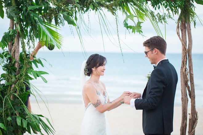 Đám cưới ngàn dặm siêu xinh, chỉ 60 khách, bên bờ biển Hội An của cặp đôi nói duy nhất hello trong 2 năm trời - Ảnh 20.