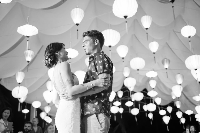 Đám cưới ngàn dặm siêu xinh, chỉ 60 khách, bên bờ biển Hội An của cặp đôi nói duy nhất hello trong 2 năm trời - Ảnh 26.