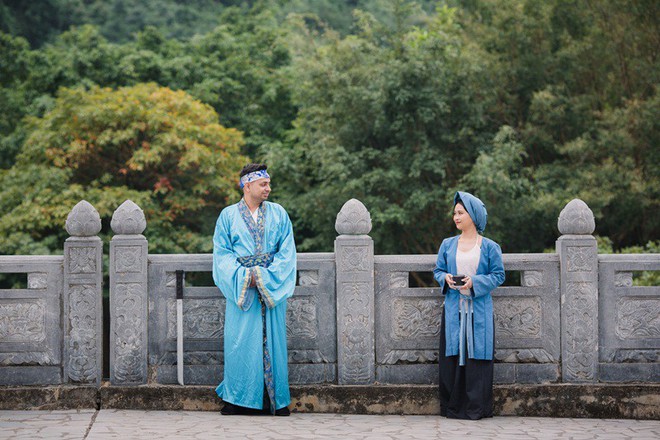 Phát sốt với hai góc ảnh đối lập của cô dâu Bắc Ninh và chàng rể Tây biết biến hóa tài tình - Ảnh 8.