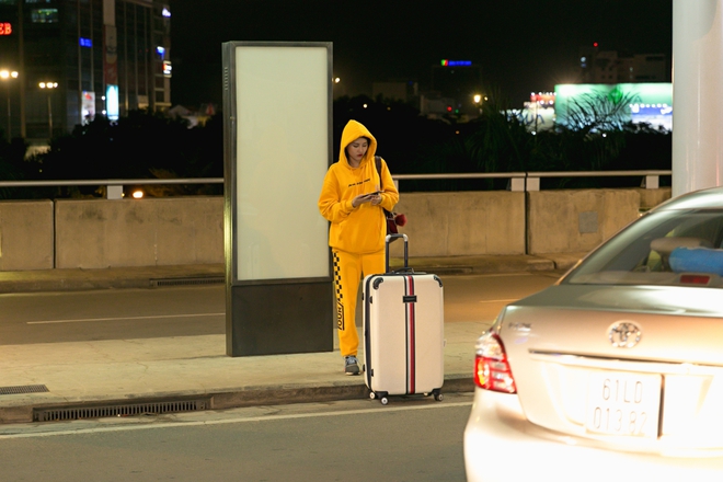 Bất chấp thời tiết oi bức, Quỳnh Châu diện đồ vàng chói ở sân bay - Ảnh 1.