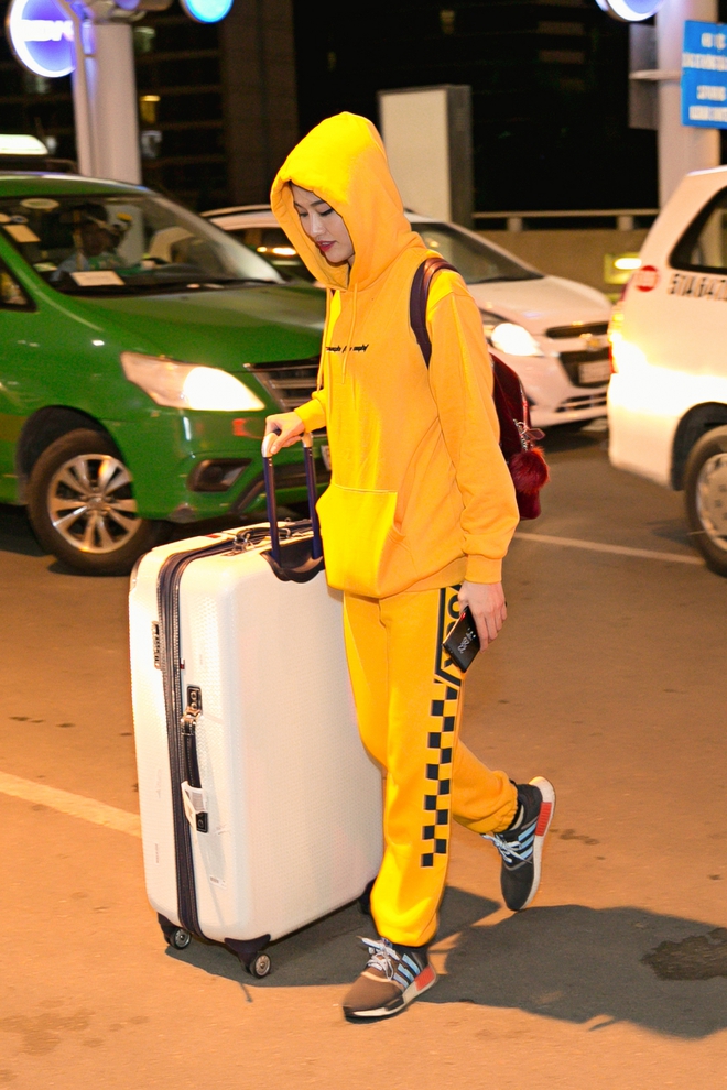 Bất chấp thời tiết oi bức, Quỳnh Châu diện đồ vàng chói ở sân bay - Ảnh 2.