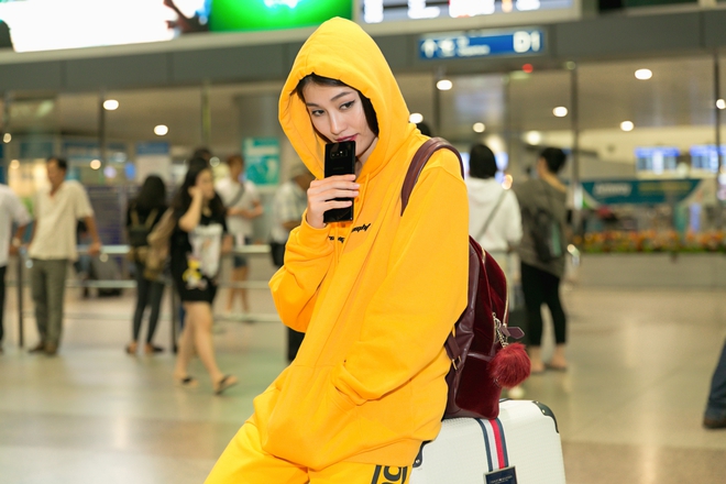 Bất chấp thời tiết oi bức, Quỳnh Châu diện đồ vàng chói ở sân bay - Ảnh 5.