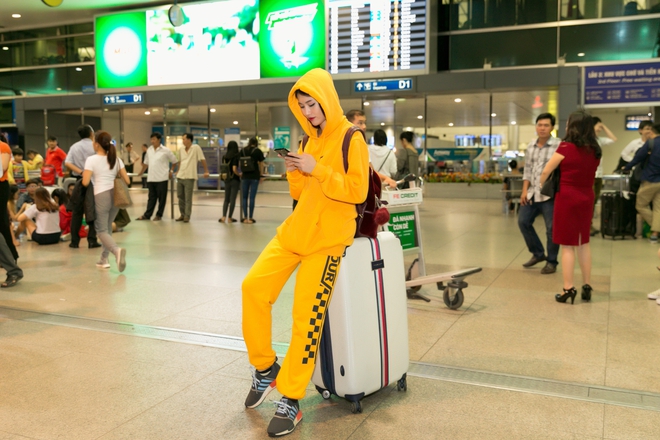 Bất chấp thời tiết oi bức, Quỳnh Châu diện đồ vàng chói ở sân bay - Ảnh 6.