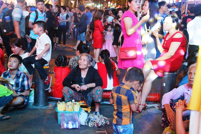 Phố đi bộ Nguyễn Huệ chật kín người, dân Sài Gòn vật vờ ăn uống, mệt mỏi chờ xem bắn pháo hoa - Ảnh 5.