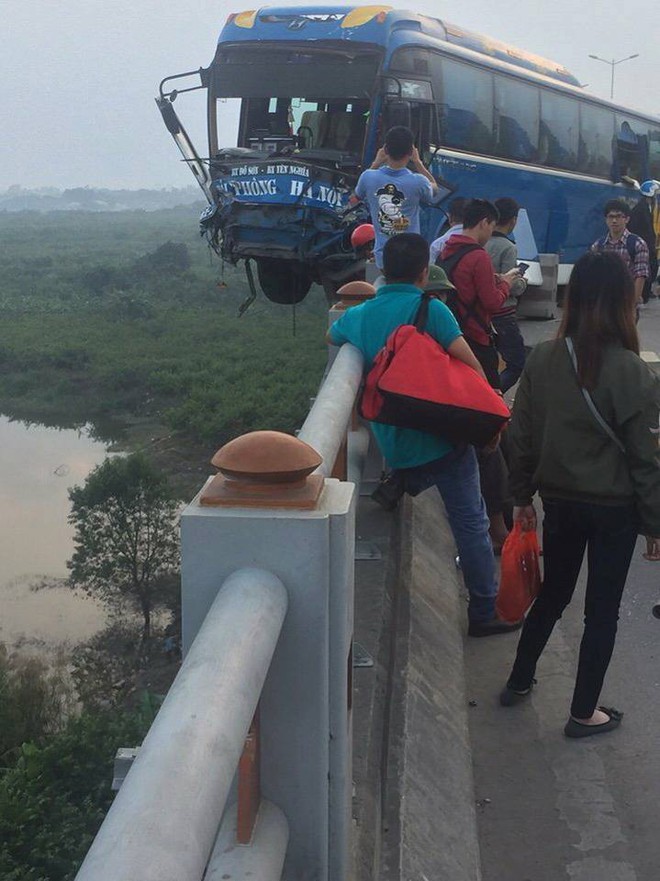 Hà Nội: Xe khách treo lơ lửng trên cầu, suýt rơi xuống sông Hồng sau cú tông mạnh với xe tải - Ảnh 2.