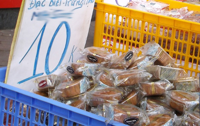 Hà Nội: Hết Rằm bánh Trung thu siêu rẻ lên ngôi, dân bán đổ đống trong sọt vẫn hút khách - Ảnh 1. Hà Nội: Hết Rằm bánh Trung thu siêu rẻ lên ngôi, dân bán đổ đống trong sọt vẫn hút khách - Ảnh 1.